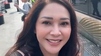 Maia Estianty mengungkapkan perasaannya setelah naik kereta api lagi setelah 17 tahun. Bangga naik kereta api Indonesia. Pulang pun disambut Monas yang menyala. Pantesan nyokap gue dulu sebelum sakit, kalo mau dibelikan tiket pesawat, katanya milih naik kereta aja ke Surabaya, katanya mau liat-liat pemandangan, tulisnya. (Foto: dok Instagram maiaestiantyreal)