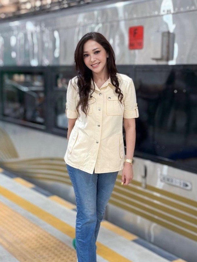 Maia Estianty Naik Kereta Api Lagi Usai 17 Tahun, Rasakan Pengalaman Ini