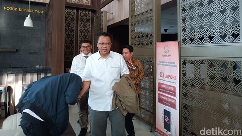 Mantan Gubernur NTB, Zulkieflimansyah (tengah), seusai diperiksa penyidik di Kejati NTB, Rabu (22/7/2026). (Foto: Abdurrasyid Efendi/detikBali)