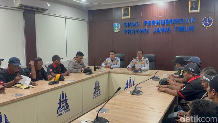 Mediasi dengan sopir angkot yang demo halte bus Medaeng di Kantor Dinas Perhubungan Provinsi Jawa Timur.