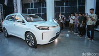 DFSK E5 Plus resmi diperkenalkan di Indonesia sebagai sport utility vehicle (SUV) plug-in hybrid electric vehicle (PHEV) yang menawarkan kombinasi teknologi elektrifikasi dan harga kompetitif di kelasnya. 