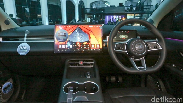 DFSK E5 Plus resmi diperkenalkan di Indonesia sebagai sport utility
vehicle (SUV) plug-in hybrid electric vehicle (PHEV) yang menawarkan kombinasi teknologi elektrifikasi dan harga kompetitif di kelasnya. SUV enam penumpang ini mengusung mesin bensin 1.500 cc yang dipadukan dengan motor listrik melalui teknologi Super Hybrid System untuk menghadirkan performa bertenaga sekaligus efisien.