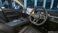 SUV enam penumpang ini mengusung mesin bensin 1.500 cc yang dipadukan dengan motor listrik melalui teknologi Super Hybrid System untuk menghadirkan performa bertenaga sekaligus efisien.  