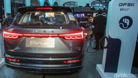 Dari sisi tampilan, DFSK E5 Plus mengusung desain modern dengan kabin lapang berkonfigurasi enam penumpang yang dirancang untuk memenuhi kebutuhan mobilitas keluarga.  