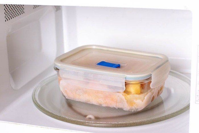 Memanaskan makanan di microwave