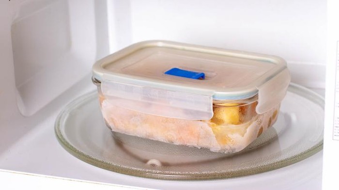 Memanaskan makanan di microwave
