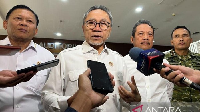 Menteri Koordinator (Menko) Bidang Pangan Zulkifli Hasan (kedua kiri), didampingi Menteri Kelautan dan Perikanan Sakti Wahyu Trenggono (kedua kanan) dan pejabat lainnya memberi keterangan kepada awak media usai usai rapat koordinasi terbatas di Kantor Kementerian Kelautan dan Perikanan (KKP), Jakarta, Selasa (21/7/2026).