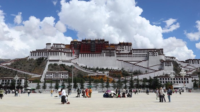 Sejumlah wisatawan berfoto di Lapangan Istana Potala di Kota Lhasa, Daerah Otonom Xizang, China, Selasa (21/7/2026).