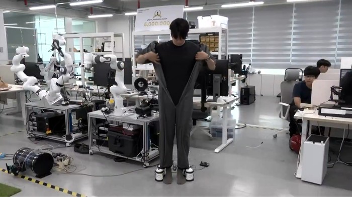 Para peneliti dari KAIST Korea Selatan dan Universitas Stanford memperkenalkan karyanya yang spektakuler, sebuah pakaian robotik yang dapat terpasang secara otomatis. Mirip kostum Iron Man kepunyaan Tony Stark.