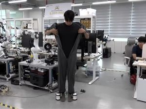 Mirip Kostum Iron Man, Pakaian Robotik Ini Bisa Terpasang Otomatis