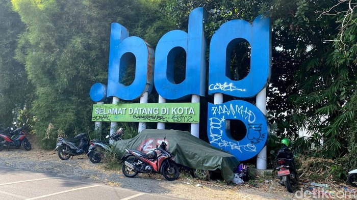 Mobil tak bertuan diparkir sembarangan di Kota Bandung