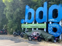 Wajah Tugu Perbatasan Bandung Tercoreng Mobil Tak Bertuan