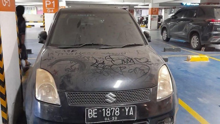 Mobil yang terparkir di Bandara Raden Inten II Lampung