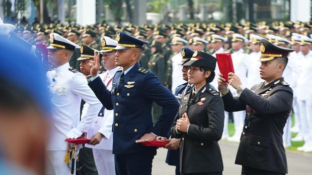 Momen khidmat pelantikan 1.177 perwira remaja TNI dan Polri di Istana Merdeka, Rabu (22/7/2026).