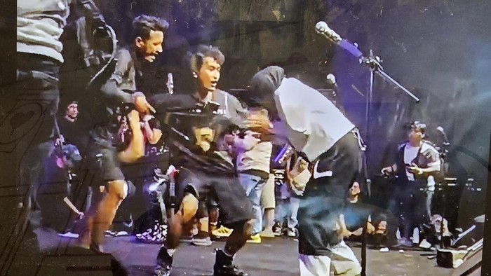 Momen Tantri Syalindiri vokalis kotak mengalami kejadian kurang menyenangkan, beruntung teknisi vokal Kotak Amabonas berhasil menjauhkan pelaku, tidak lama petugas kepolisian juga bergerak mengamankan pelaku (Istimewa)