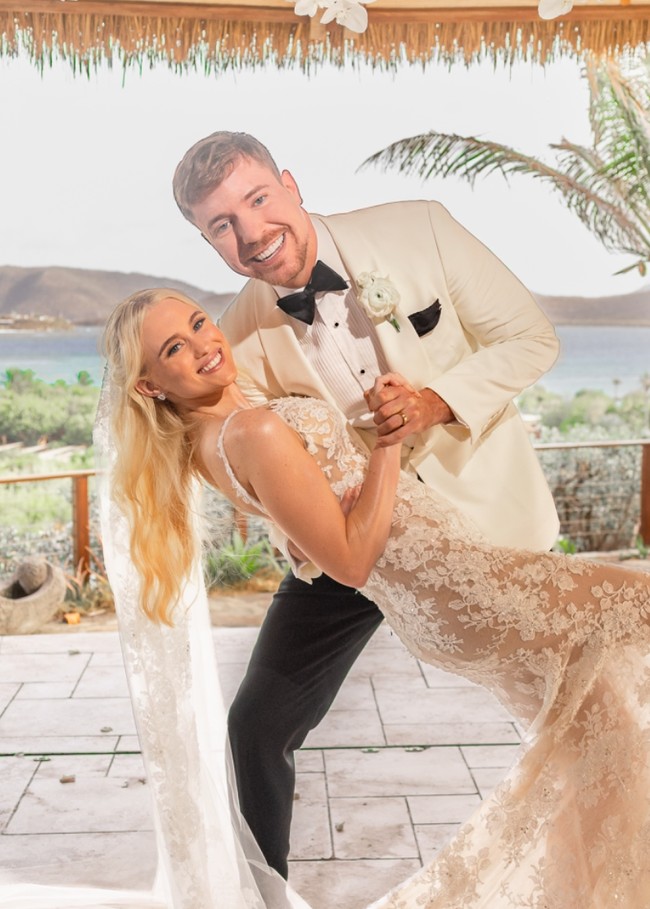 YouTuber ternama dunia, Jimmy Donaldson atau yang lebih dikenal dengan nama MrBeast membagikan kabar bahagia pernikahannya ke Instagram. MrBeast resmi meminang kekasihnya, Thea Booysen, setelah menjalani berbagai rangkaian perayaan selama sepekan yang dimulai dari tanggal 14 Juli. Foto: Instagram/@mrbeast