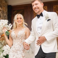 Di hari bahagianya, MrBeast dan Thea tampil serasi dalam balutan busana pengantin bernuansa putih. Thea mengenakan gaun putih rancangan Nicole + Felicia Couture, sementara MrBeast memilih tuksedo dari Ralph Lauren. Foto: Instagram/@mrbeast