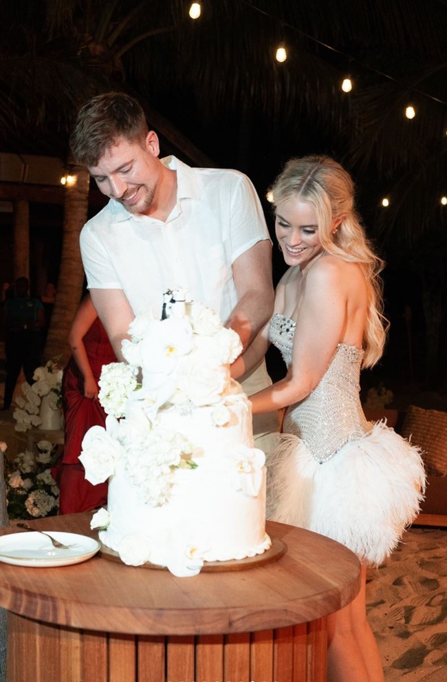 Di perayaan setelahnya, MrBeast dan Thea tampil lebih santai. MrBeast memilih kemeja lengan pendek putih, sementara Thea kenakan gaun mini strapless yang senada. Foto: Instagram/@mrbeast