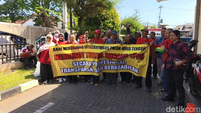 Nasabah BLN mendatangi Mako Ditreskrimsus Polda Jateng, Semarang, Rabu (22/7/2026).