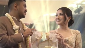 Pernikahan ini dihadiri keluarga dan kerabat terdekat. Foto: Channel YouTube Nathalie Holscher