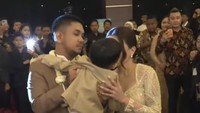 Nathalie Holscher menambahkan, ada saatnya Sule dan Aripat bertemu. Nanti ada saatnya kok mereka bertemu setelah pernikahan, paparnya. Foto: Channel YouTube Nathalie Holscher