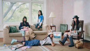 Ini pertama kalinya Haerin, Hyein, Hanni, dan Minji difoto berempat tanpa Danielle. (Foto: dok. ADOR)