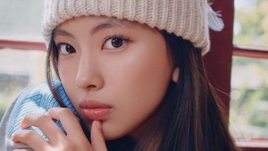 Meski temanya musim panas, tapi style Hyein dengan beanie ini cantik juga, ya! (Foto: dok. ADOR)