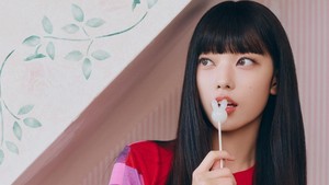 Bunny muncul dalam salah satu potret Haerin buat 2026 Summer of NewJeans. (Foto: dok. ADOR)