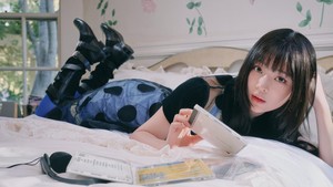 Hanni tampil dengan gaya rambut poni dan boots dalam foto 2026 Summer of NewJeans. (Foto: dok. ADOR)