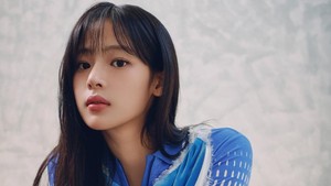 Penampilan Minji dalam foto terbarunya sebagai member NewJeans. (Foto: dok. ADOR)