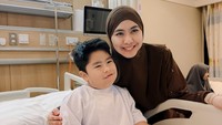 Oki Setiana Dewi menyebut keputusan untuk khitan Sulaiman yang mengidap Sindrom Prader-Willi bukan perkara mudah. Alhamdulillah @sulaimanaliabdullahsudah sunat. Tentu kondisi Sulaiman tidak seperti anak lainnya. Setelah berkonsultasi ke beberapa dokter, Sulaiman diizinkan sunat di usia yang menjelang 6 tahun ini, tulisnya dilihat di Instagram, Rabu (22/7/2026). (Foto: dok Instagram okisetianadewi)