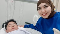 Oki Setiana Dewi mengungkapkan perasaan setelah Sulaiman disunat. Apa perasaan Umma? Satu persatu dijalani hingga sekarang bisa fokus ke pengobatan berikutnya. Alhamdulillah, tulisnya. (Foto: dok Instagram okisetianadewi)
