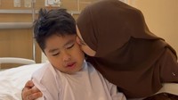 Oki Setiana Dewi turut meminta doa untuk kesembuhan Sulaiman. Doakan Sulaiman ya. Cepet sehat Sulainan, tulisnya. (Foto: dok Instagram okisetianadewi)