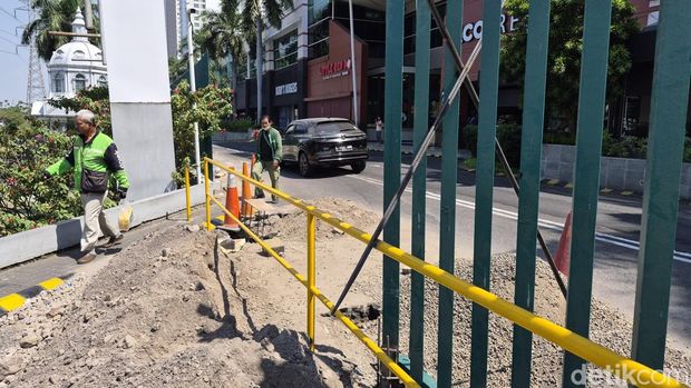Pagar tinggi yang mengelilingi mal di Surabaya. Pagar tinggi yang mengelilingi mal di Surabaya.