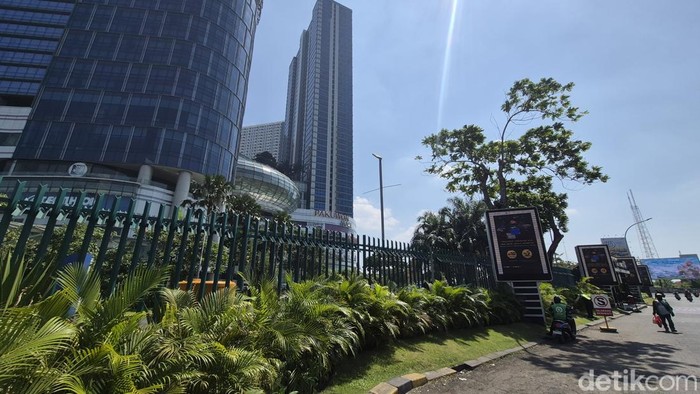 Pagar tinggi yang mengelilingi mal di Surabaya.