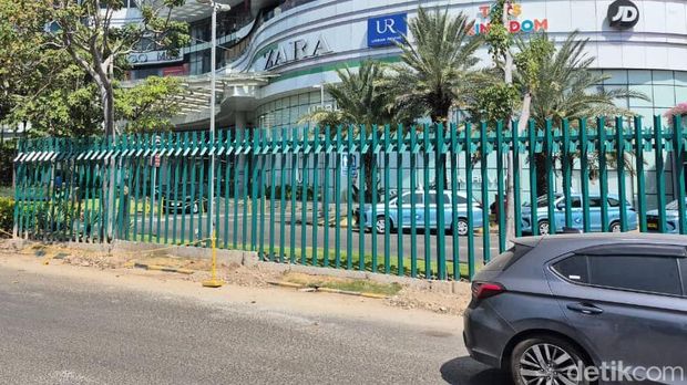 Pagar tinggi yang mengelilingi mal di Surabaya. Pagar tinggi yang mengelilingi mal di Surabaya.