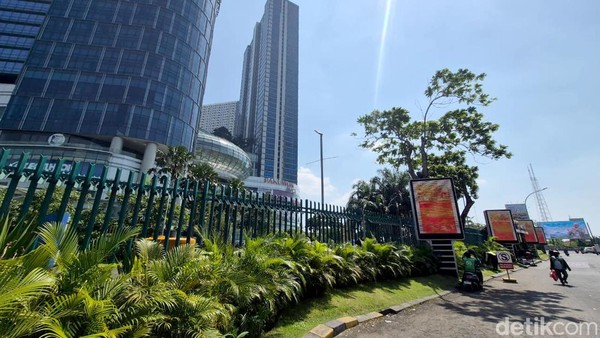 Potret Pagar Tinggi Mengelilingi Mal di Surabaya.