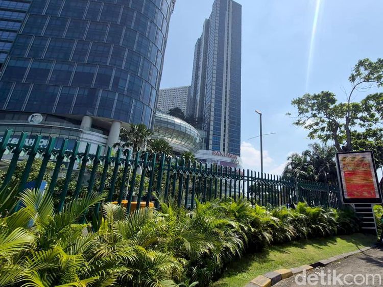 Potret Pagar Tinggi Mengelilingi Mal di Surabaya.