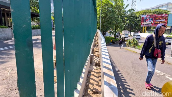 Pagar tinggi yang mengelilingi mal di Surabaya.