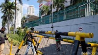 Pagar yang terbuat dari besi itu memiliki ujung lancip menjulang ke atas dan beberapa potongan kecil menghadap depan.
