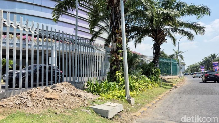 Pagar tinggi yang mengelilingi mal di Surabaya.