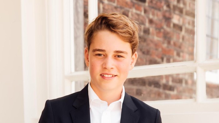 Pangeran George genap berusia 13 tahun. Pangeran William dan Kate Middleton membagikan potret terbarunya saat ia bersiap masuk Eton College.