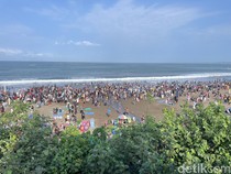 Pangandaran Perketat Aturan Sewa Boogie Board di Zona Terlarang