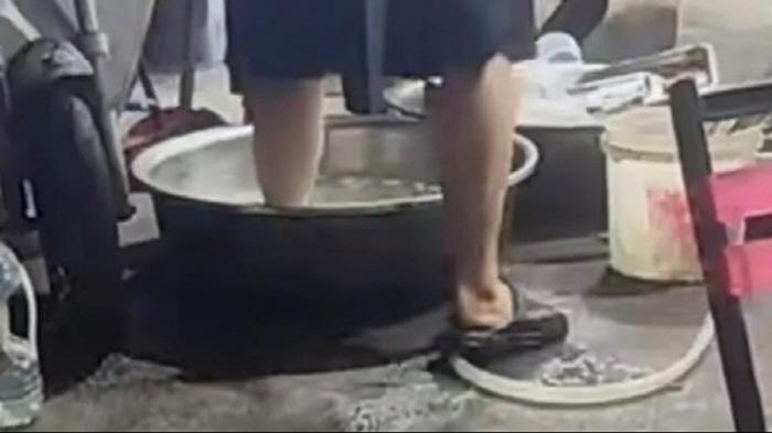 Pegawai Diduga Cuci Kaki di Baskom Sayur, Restoran Ini Langsung Tutup!