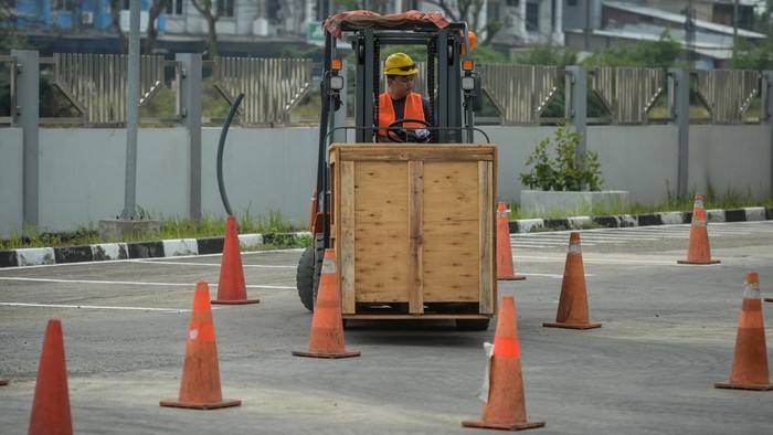 Instruktur memberikan pengarahan kepada peserta saat pelatihan operator forklift di Unit Pelaksana Teknis Daerah (UPTD) Latihan Kerja Kosambi, Kabupaten Tangerang, Banten, Rabu (22/7/2026). Dinas Ketenagakerjaan Kabupaten Tangerang menyelenggarakan pelatihan operator forklift bersertifikasi Badan Nasional Sertifikasi Profesi (BNSP) yang diikuti 16 peserta sebagai upaya mencetak tenaga kerja kompeten sesuai dengan standar keselamatan kerja (K3) agar mudah terserap oleh industri pergudangan dan manufaktur. ANTARA FOTO/Putra M. Akbar/bar
