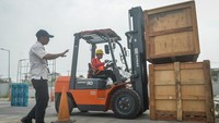 Peserta mengangkut peti kayu menggunakan forklift saat pelatihan di Unit Pelaksana Teknis Daerah (UPTD) Latihan Kerja Kosambi, Kabupaten Tangerang, Banten, Rabu (22/7/2026). Foto: ANTARA FOTO/Putra M. Akbar