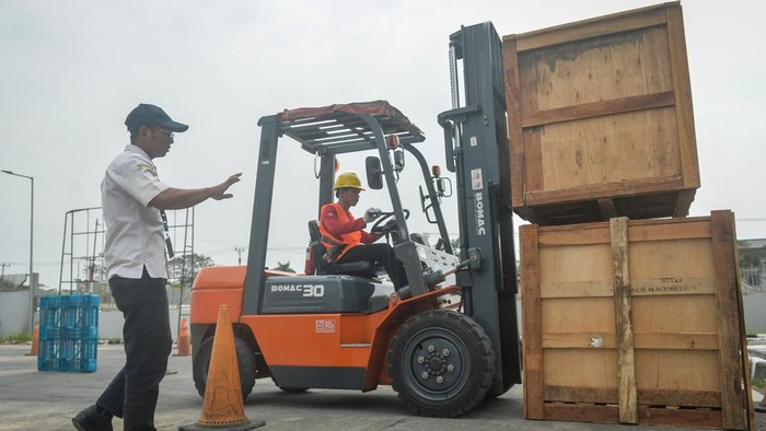 Instruktur memberikan pengarahan kepada peserta saat pelatihan operator forklift di Unit Pelaksana Teknis Daerah (UPTD) Latihan Kerja Kosambi, Kabupaten Tangerang, Banten, Rabu (22/7/2026). Dinas Ketenagakerjaan Kabupaten Tangerang menyelenggarakan pelatihan operator forklift bersertifikasi Badan Nasional Sertifikasi Profesi (BNSP) yang diikuti 16 peserta sebagai upaya mencetak tenaga kerja kompeten sesuai dengan standar keselamatan kerja (K3) agar mudah terserap oleh industri pergudangan dan manufaktur. ANTARA FOTO/Putra M. Akbar/bar