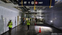 Stasiun Monas dibangun dengan panjang sekitar 220 meter dan memiliki area peron yang berada pada kedalaman 15 hingga 18 meter di bawah permukaan tanah. Lokasinya yang berada di kawasan cagar budaya, berdekatan dengan Monumen Nasional, membuat desain stasiun dirancang selaras dengan karakter kawasan.