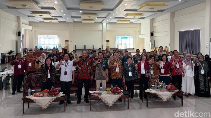Pembukaan Hybrid Upgrading Workshop bertemakan “Penguatan Kompetensi Guru Profesional dengan Pendekatan Literasi Keagamaan Lintas Budaya (LKLB)” di Aula Balai Besar Penjaminan Mutu Pendidikan.