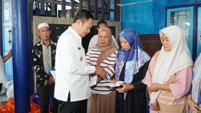 Bupati Lamongan Yuhronur Efendi menemui keluarga anak buah kapal (ABK) KMN Entok yang hilang kontak saat melaut